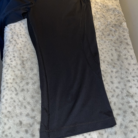 Wide Leg Yoga Capris Size M/L ( Will fit a large) EUC - Picture 5 of 5
